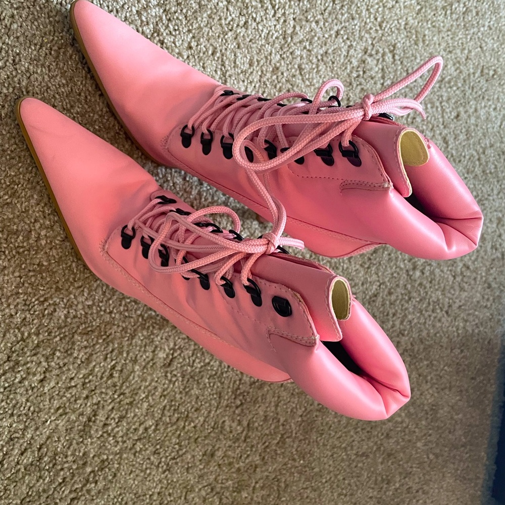 Pink, Leather pointy-toed ankle booties.